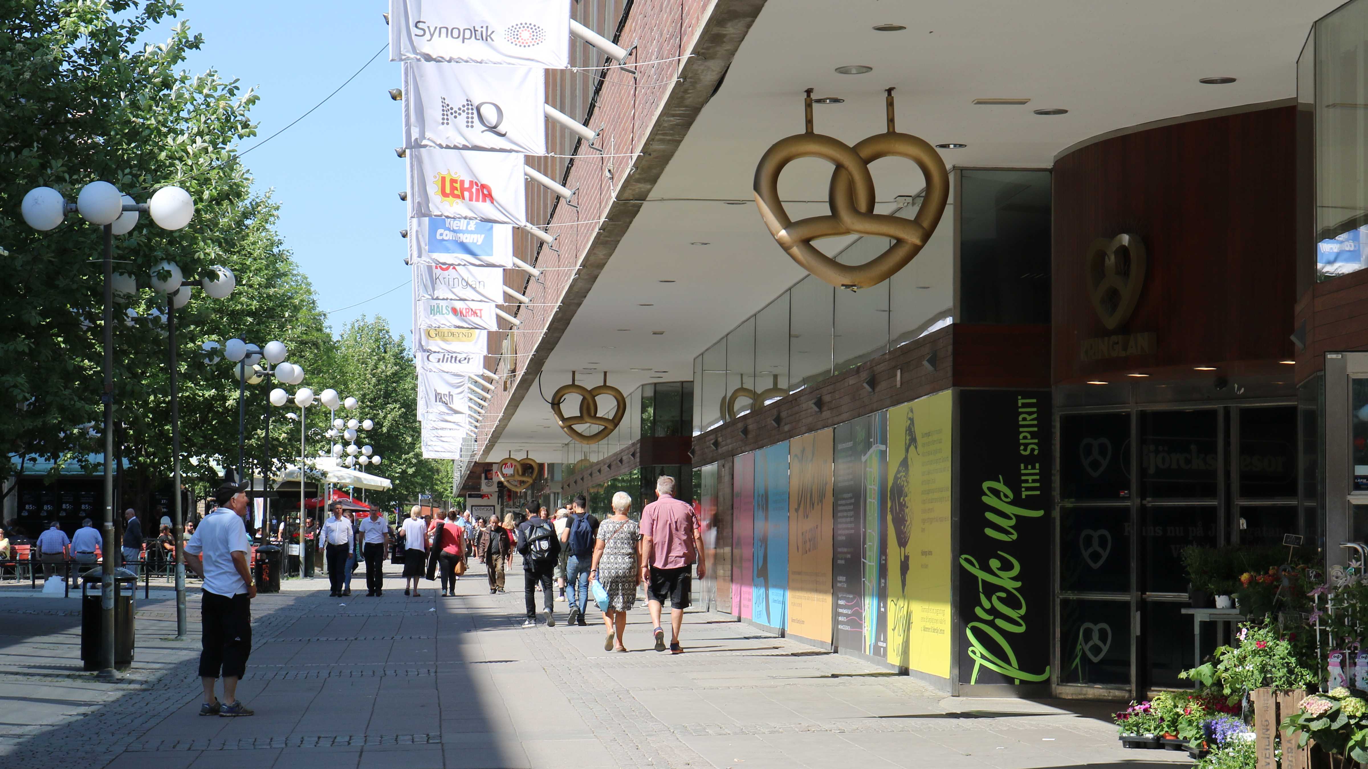Bild som visar gågatan i Södertälje där gallerian Kringlan ligger.