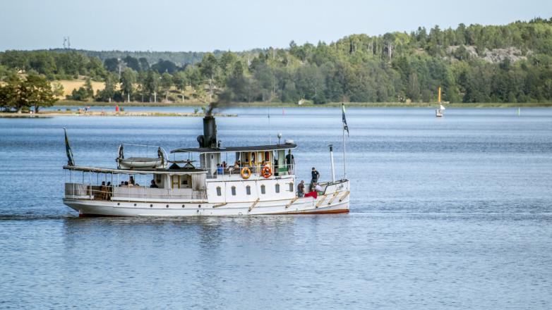 Bilden föreställer ångfartyget Ejdern på väg ut ur Södertäljes kanal