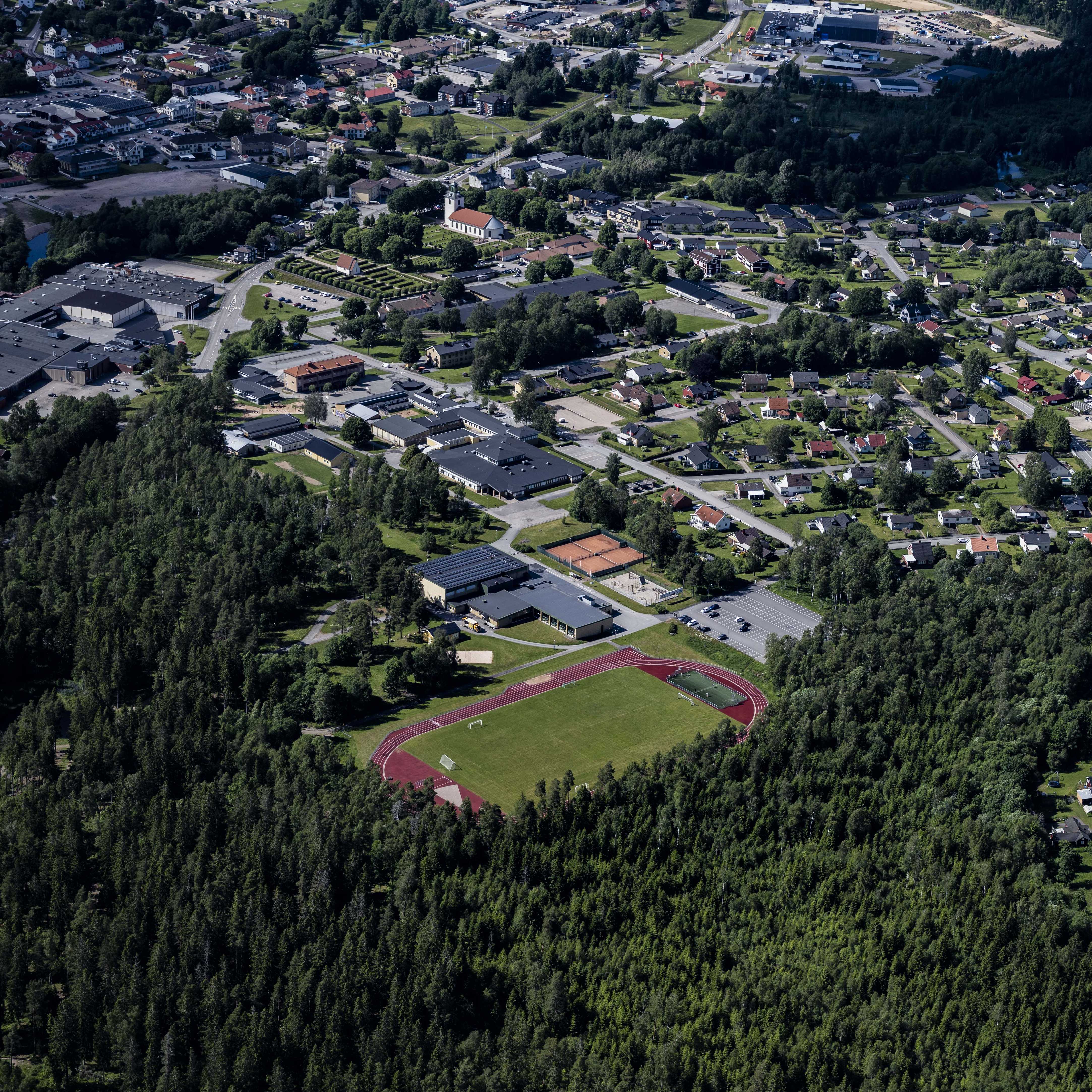 Flygbild över Svenljunga tätort med friskvårdsanläggningen Moga Fritid i förgrunden.