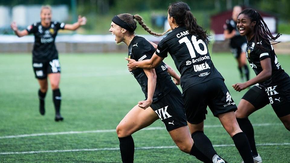 Målfirande fotbollsspelare i Umeå IK. Foto: Lucas Norlin.