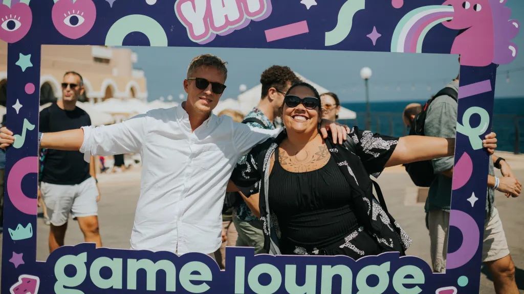 Simon och hans kollegor på Game Lounge